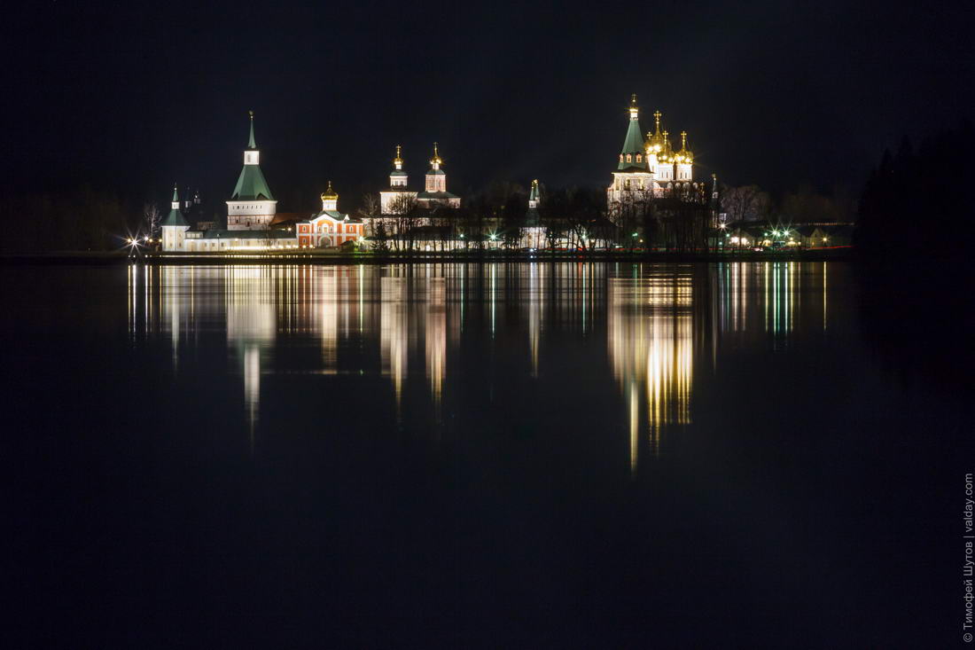 Монастырь ночью фото