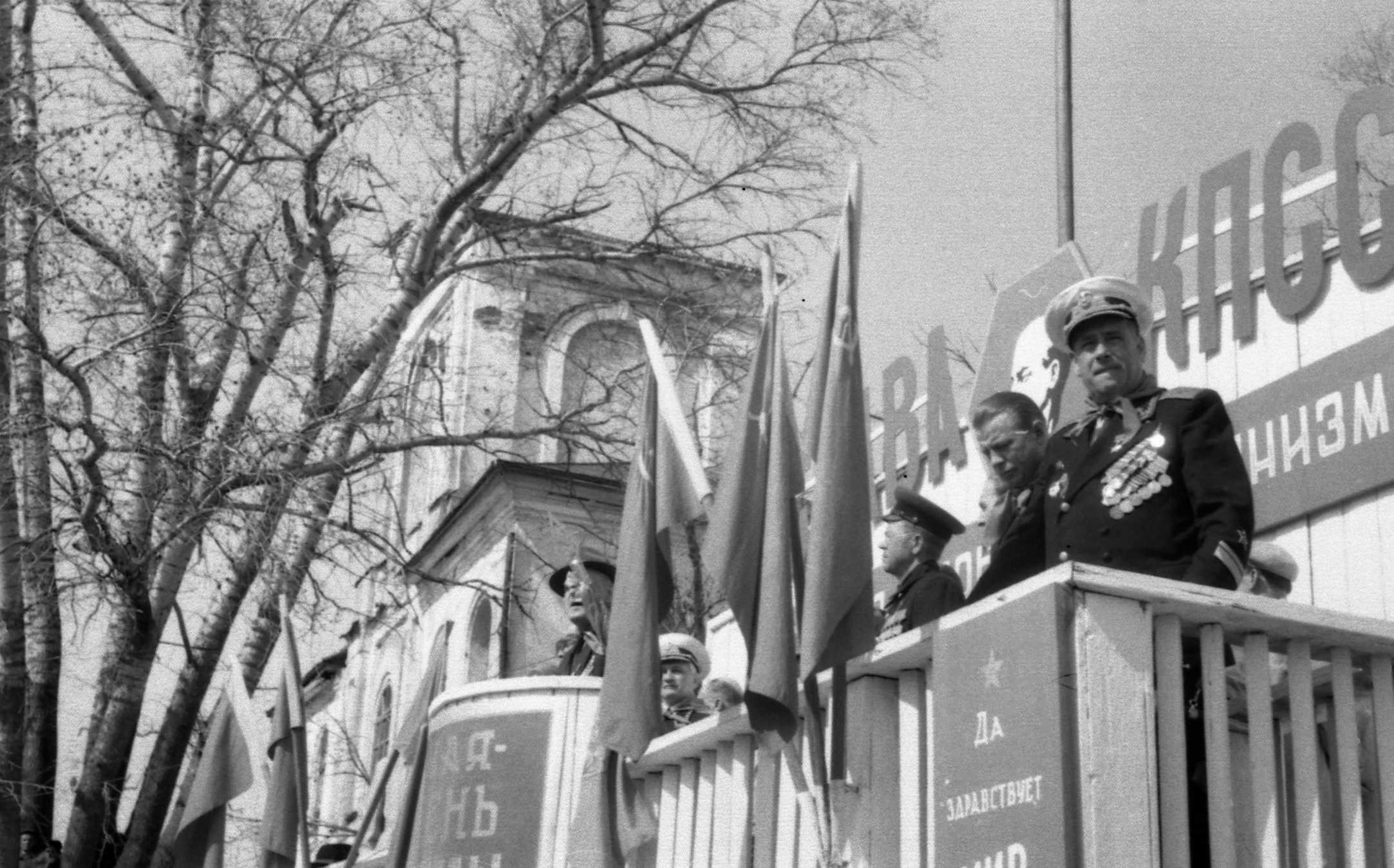 Трибуна на площади Свободы раньше стояла на месте входа к Вечному огню, 1или 9 мая 1966год