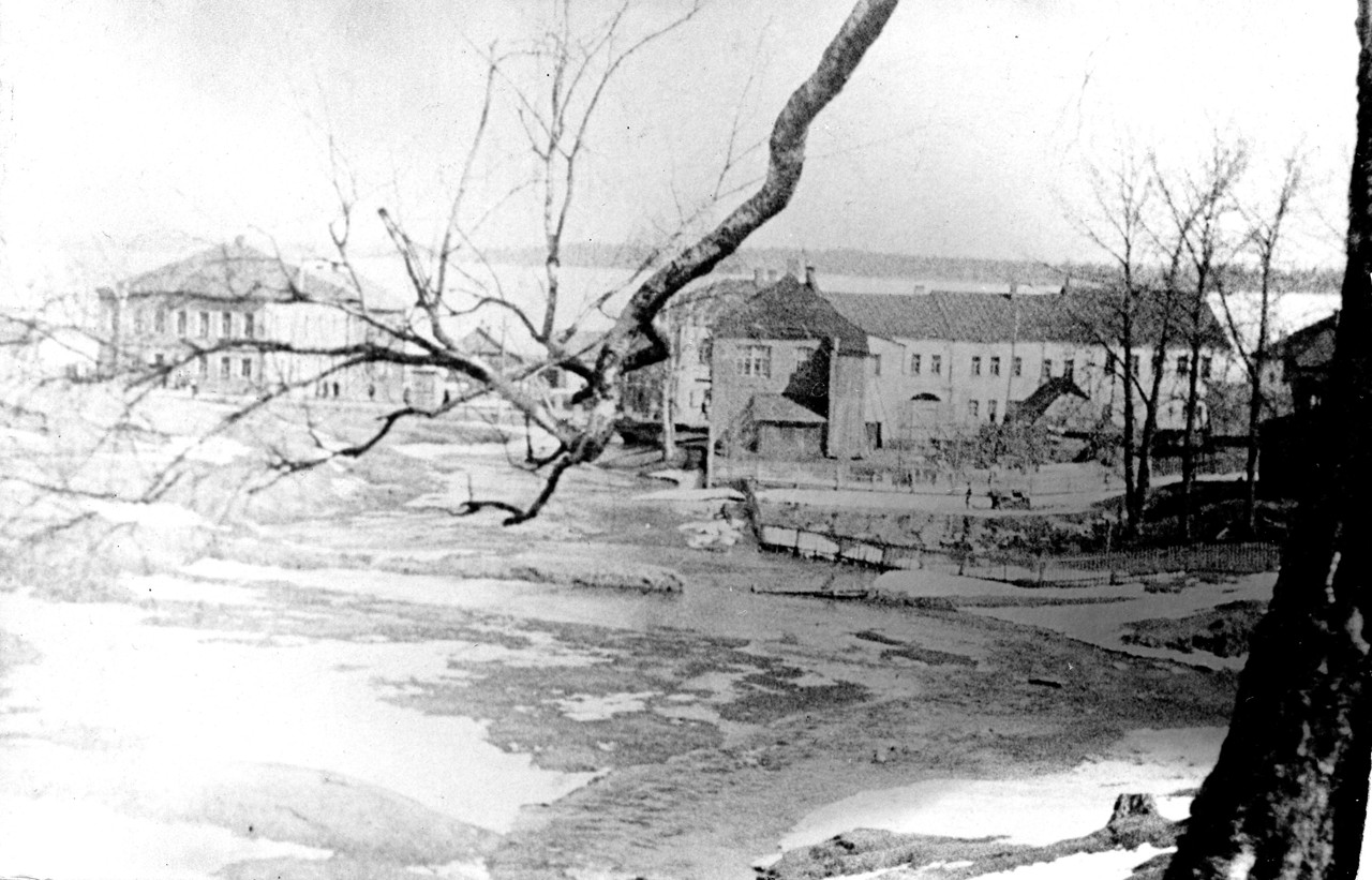 Разлился ручей Язынец, вид на начало Советского проспекта, там, где сейчас КБО  (фото из архива JdValday)