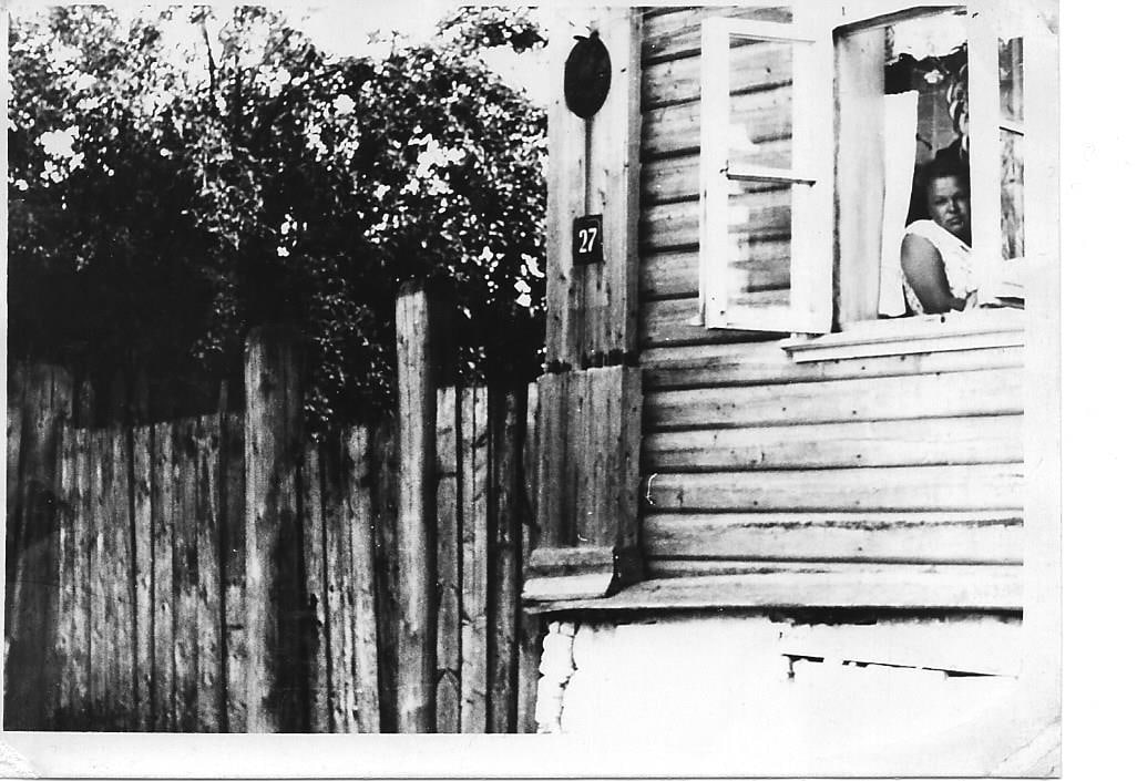 Комсомольский, 27, дом на месте современной почты. Хозяин дома Либеровский Евгений Павлович, коренной житель Валдая. 1964 год