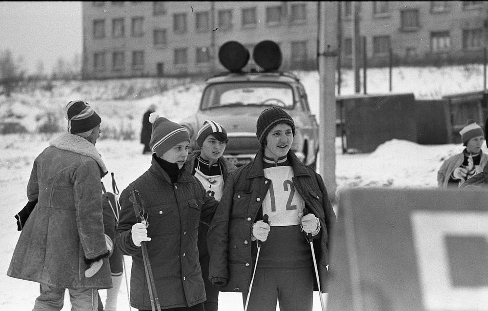 Лыжные соревнования на стадионе в техникуме, 1980 год. Фото Н. Орлова для газеты "Ленинский путь"