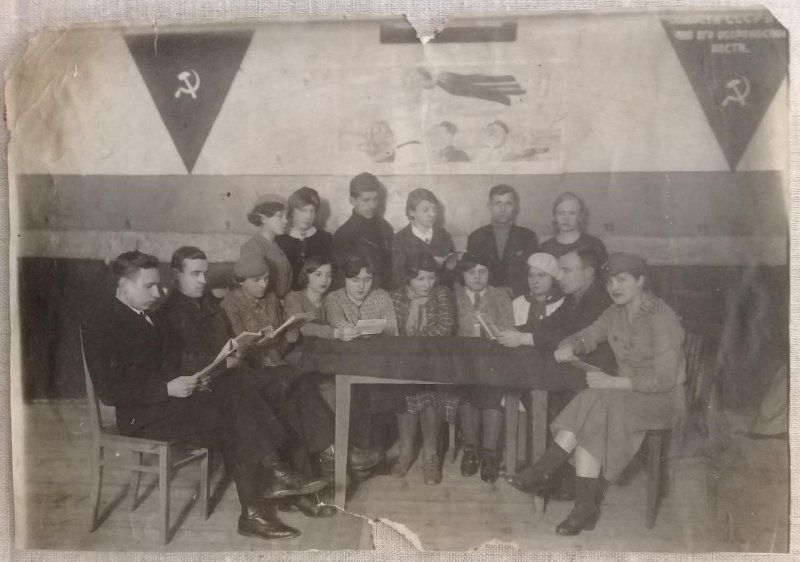 Члены драматического кружка Валдайского дома культуры за чтением пьесы "Мать", 1936