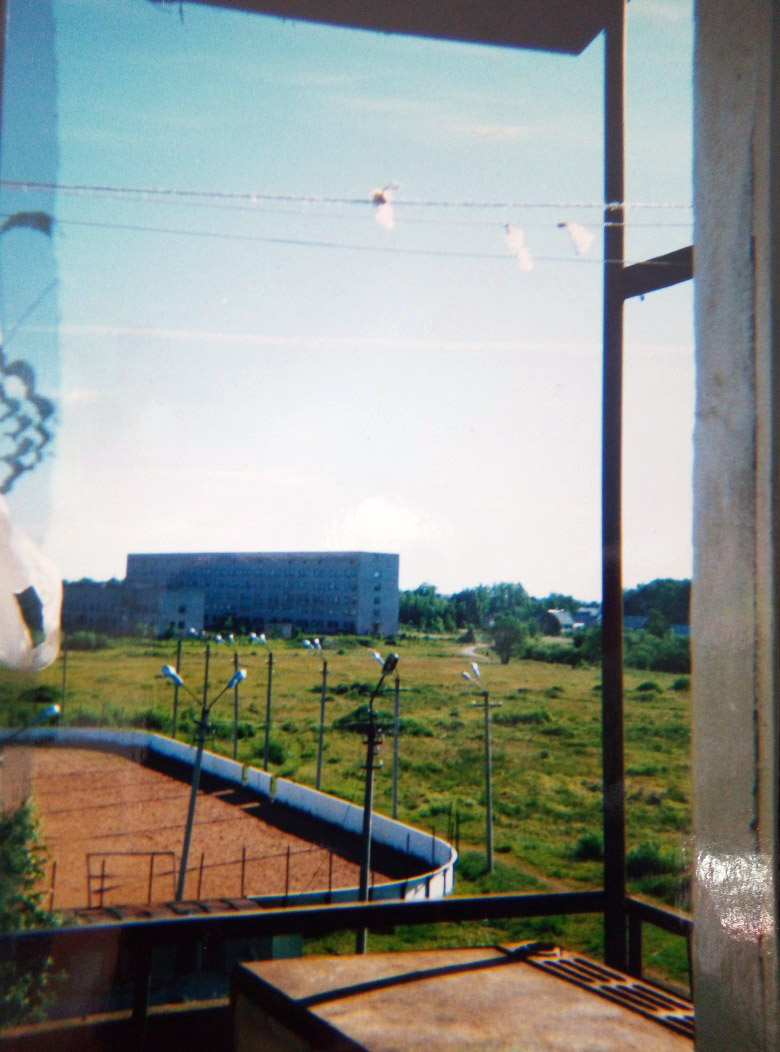 Вид из окна "китайской стены" на коробку хоккейного корта и будущую Аллею славы. Начало 00-х