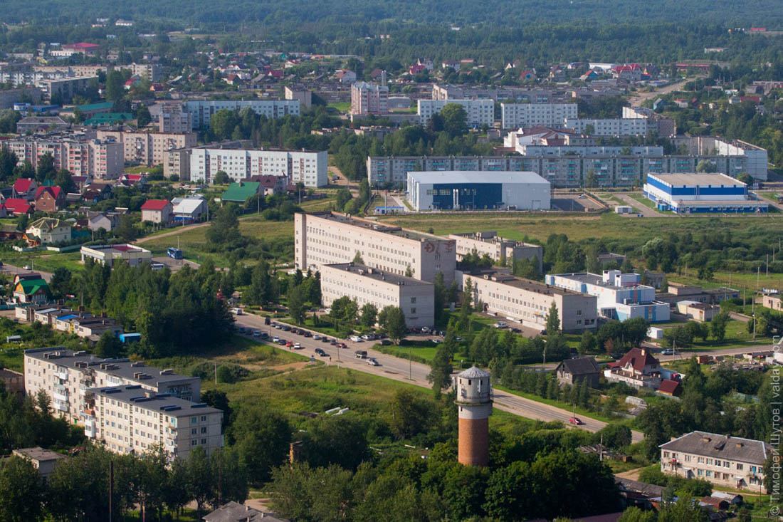 Слева внизу пятиэтажки Студгородка, в центре — центральная районная больница