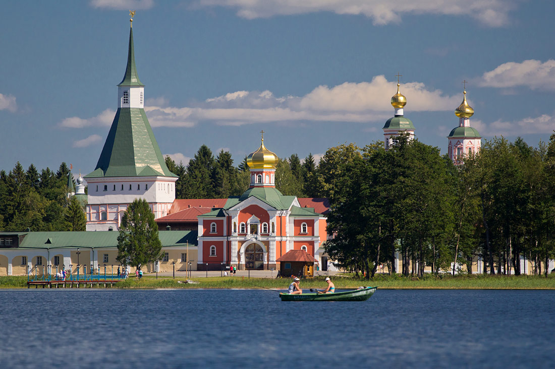 Валдай монастырь на острове фото