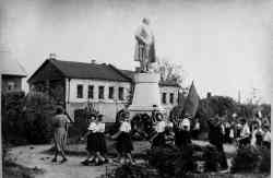 У памятника Ленину на месте нынешнего Вечного огня, 1950-е