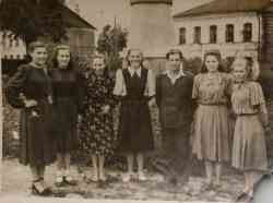 Группа валдайцев на пл. Свободы у памятника Ленину (сейчас на этом месте Вечный огонь), 50-е