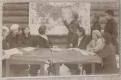 Демидова Н.П. на занятиях с группой малограмотных на ст. Валдай, 1939