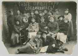 Члены комсомольской организации г. Валдая перед отправкой на фронт, 1919 г.