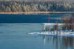 В первый день зимы. Валдайское озеро покрывается льдом